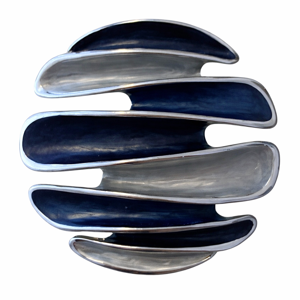 Magneetbroche Oceaan Harmonie met gelaagde vormen in diepblauw en zilver, moderne en vloeiende lijnen.