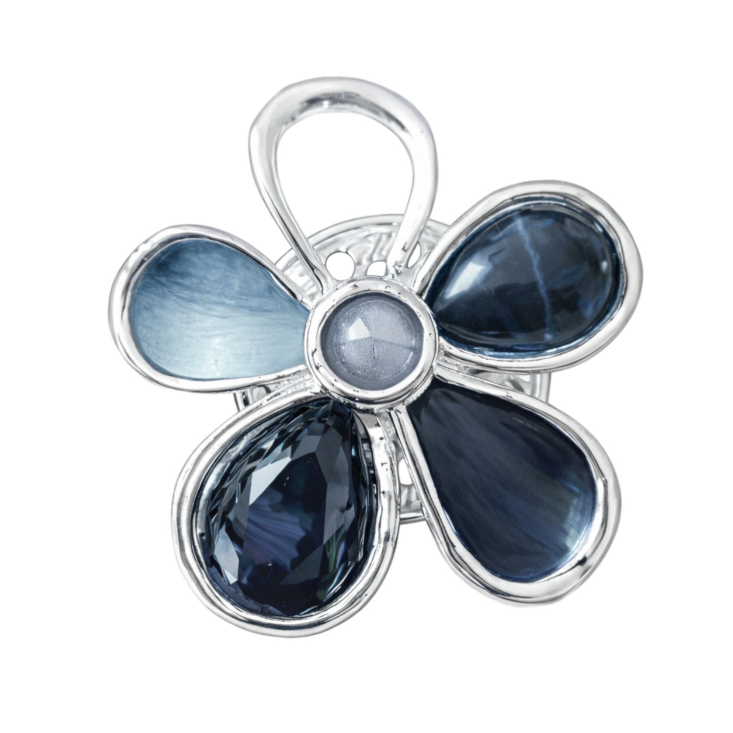 Zilverkleurige magneetbroche in bloesemvorm met verschillende blauwtinten, geïnspireerd op de kleuren van de oceaan.