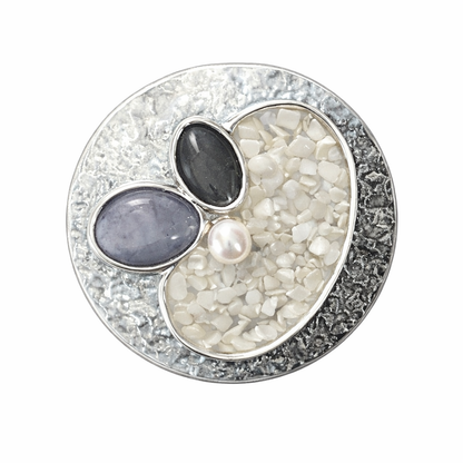 Magneetbroche Zachte Harmonie met grijs- en blauwtinten, witte steentjes en een subtiele parel als middelpunt.
