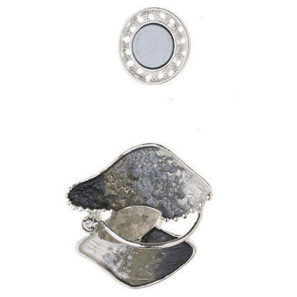 Magneetbroche Zilver in Evenwicht met moderne lijnen en subtiele glans, elegant te dragen zonder gaatjes in uw kleding.