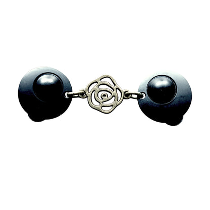 “Fashionclip met zwarte ronde clips en zilverkleurige open roos als middenstuk, elegante en tijdloze uitstraling.”