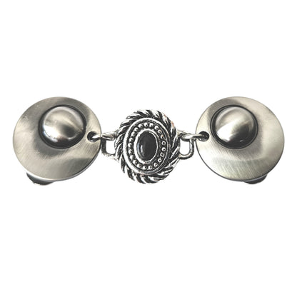 Zilverkleurige vestsluiting met sierlijke ovale steen en gedetailleerd touwpatroon, voor een klassieke en elegante uitstraling.