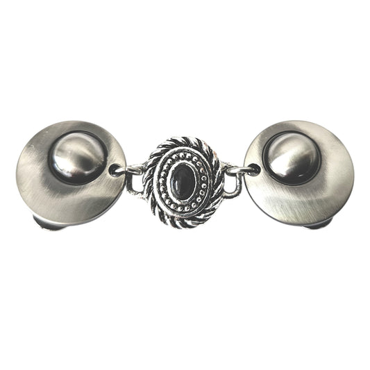 Zilverkleurige vestsluiting met sierlijke ovale steen en gedetailleerd touwpatroon, voor een klassieke en elegante uitstraling.