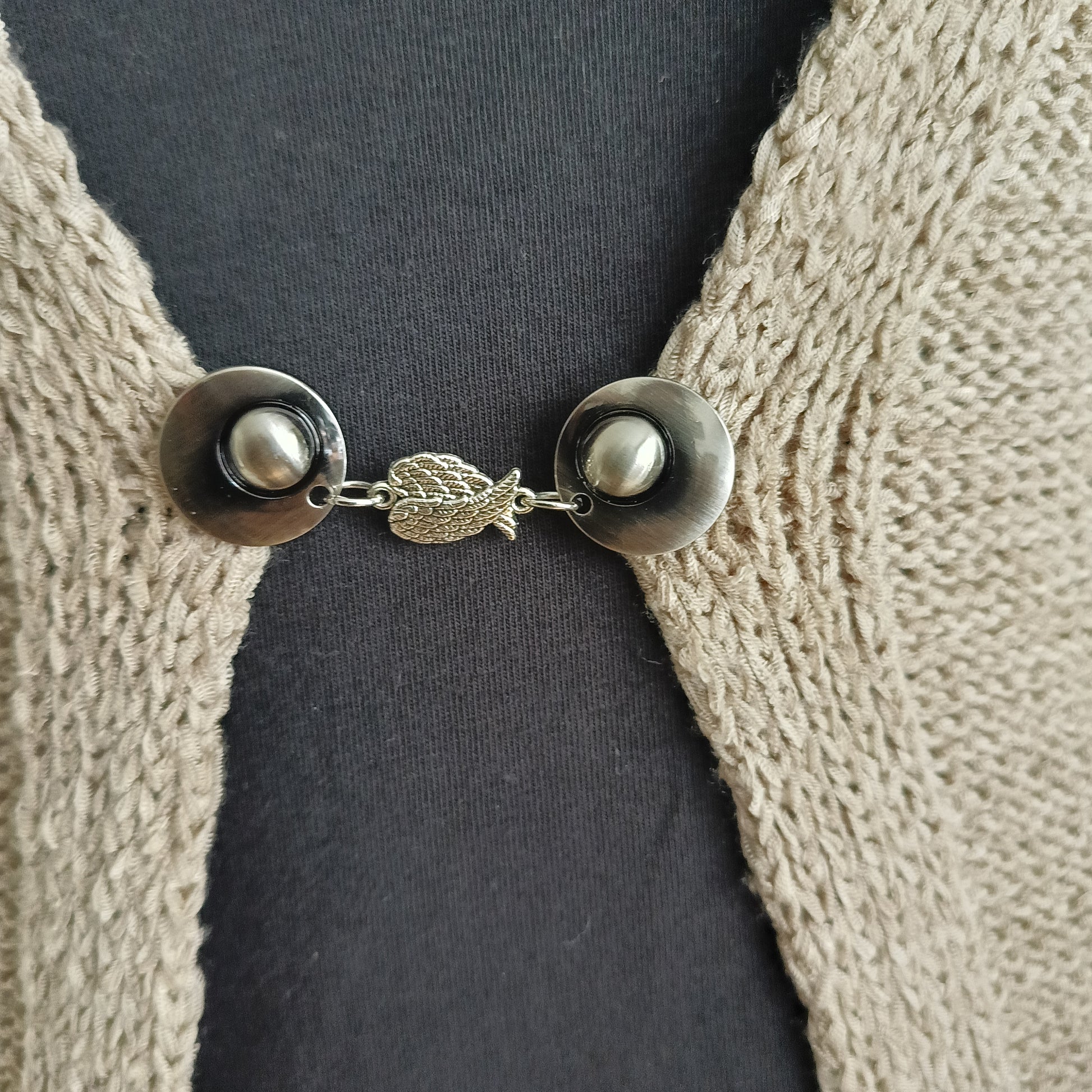 Zilverkleurige handgemaakte vestclip van Fashionclip met sierlijk vleugelmotief – symbool voor bescherming, lichtheid en elegantie