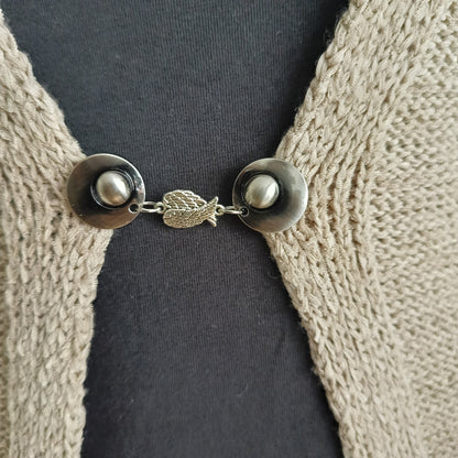 Zilverkleurige handgemaakte vestclip van Fashionclip met sierlijk vleugelmotief – symbool voor bescherming, lichtheid en elegantie