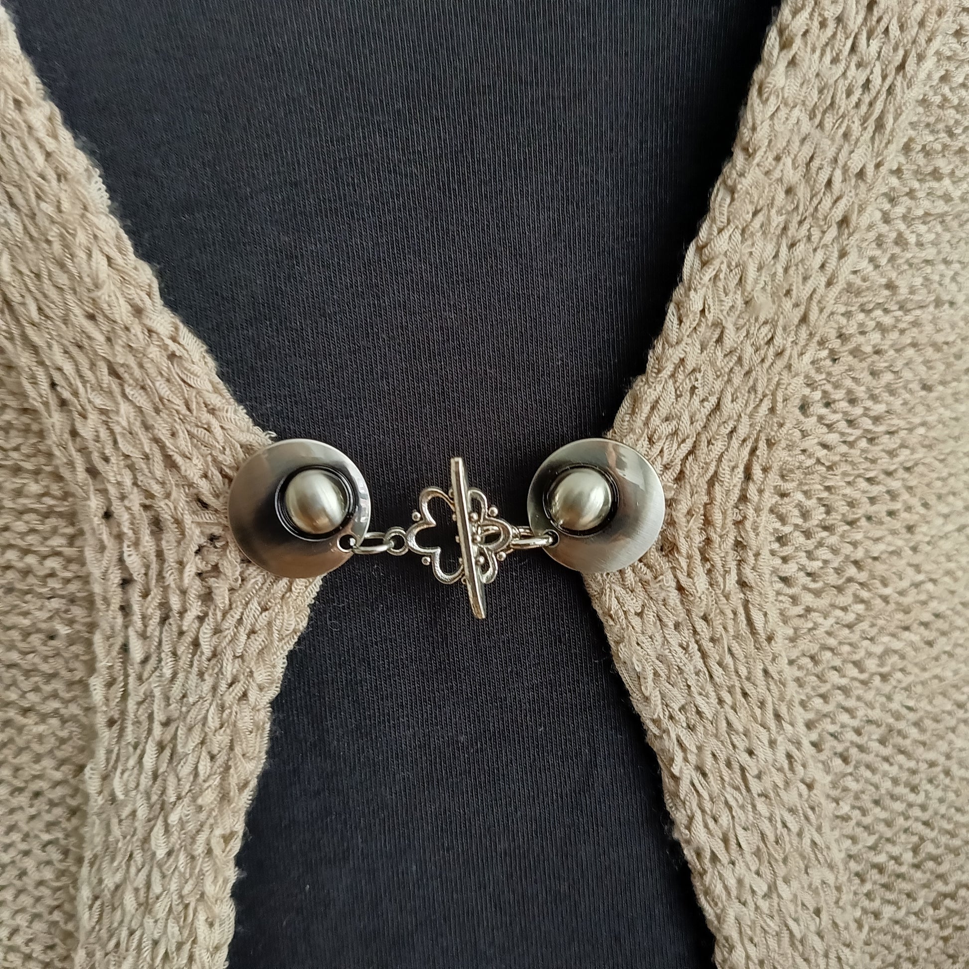 Vestclip Halo – zilverkleurige sluiting met elegant open bloemmotief en T-bar, handgemaakt in Groningen. Stevig, verwisselbaar en vriendelijk voor uw kleding.