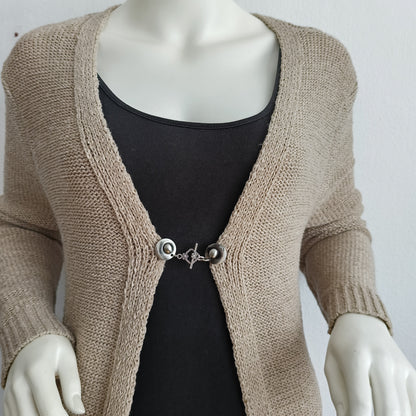 Zilverkleurige vestsluiting met een fijne ruitvormige bedel, handgemaakt voor een elegante en stijlvolle afwerking.