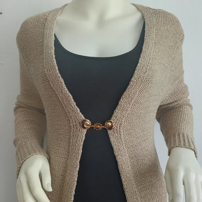 Goudkleurige vestsluiting met een sierlijke Daisy-bloem, geeft uw vest een warme en elegante uitstraling.f