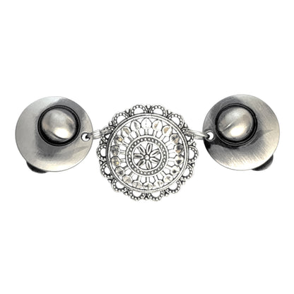 Vestsluiting De Barones met zilverkleurige clips en verfijnde ronde tussenbedel met sierlijke ornamentdetails, elegante Fashionclip voor vesten.