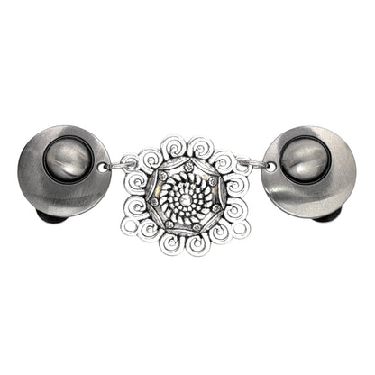 Vestsluiting De Knoopkunst met zilverkleurige clips en sierlijke tussenbedel met verfijnd ornamentpatroon, elegante Fashionclip voor vesten.