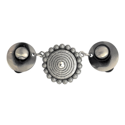 Vestsluiting De Pracht van Zeeland met zilverkleurige clips en sierlijke Zeeuwse tussenbedel, elegante Fashionclip voor het sluiten van vesten.