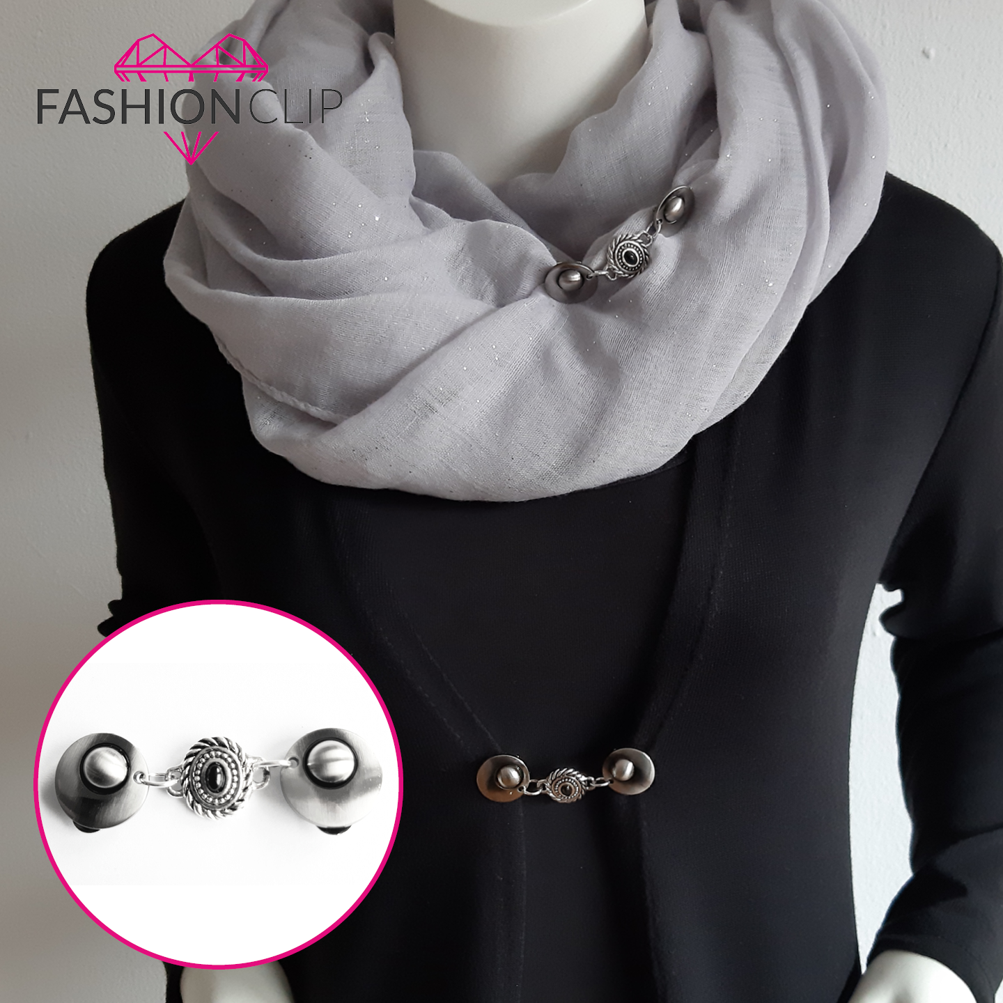 Vestsluiting De Steen gedragen op een donker vest met lichte sjaal, elegante Fashionclip met zilverkleurige clips en decoratieve steenbedel.