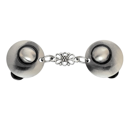 Vestsluiting De Verleiding met zilverkleurige clips en sierlijke opengewerkte tussenbedel, elegante Fashionclip voor vesten.