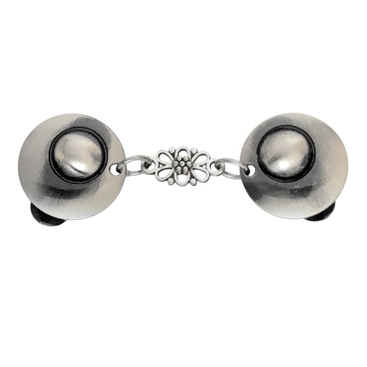Vestsluiting De Verleiding met zilverkleurige clips en sierlijke opengewerkte tussenbedel, elegante Fashionclip voor vesten.
