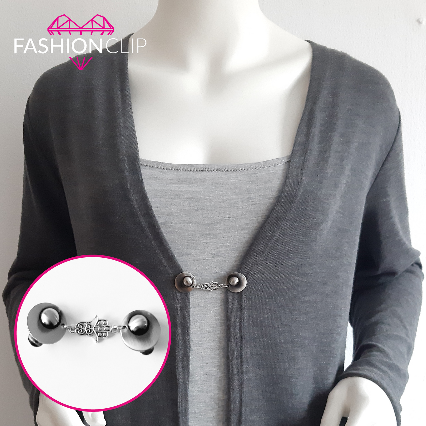 Vestsluiting Fatima gedragen op een donker vest met grijze top, elegante Fashionclip met zilverkleurige clips en sierlijke Fatima-hand tussenbedel.