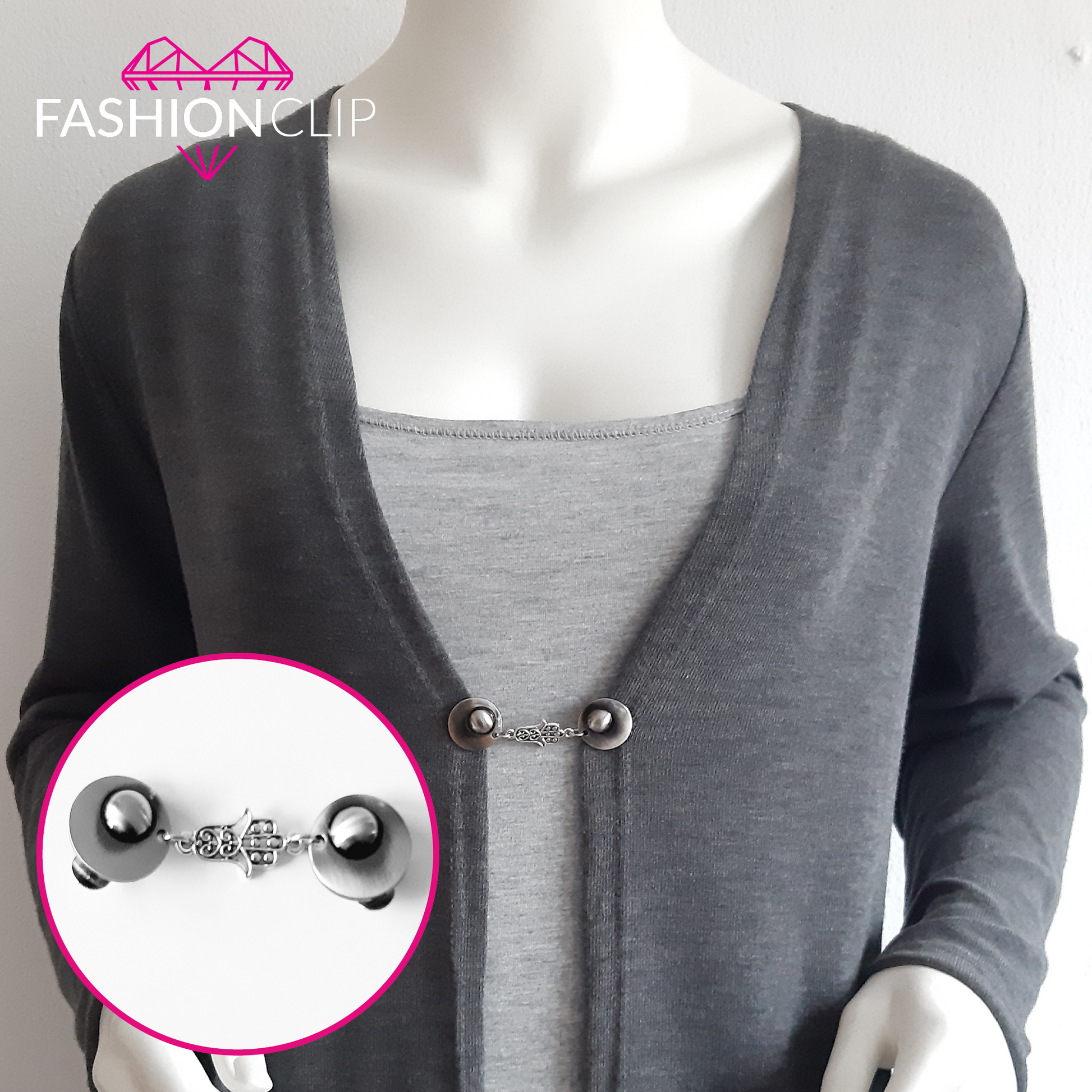 Vestsluiting Fatima gedragen op een donker vest met grijze top, elegante Fashionclip met zilverkleurige clips en sierlijke Fatima-hand tussenbedel.