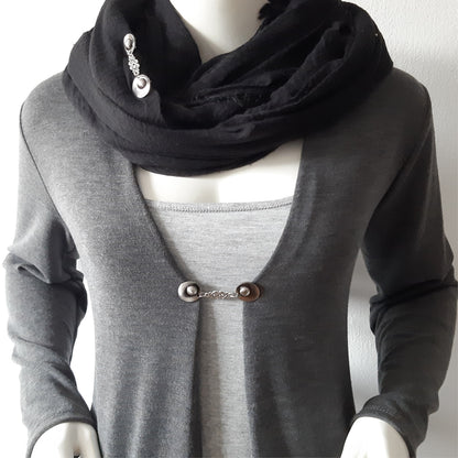 Vestsluiting Griekse Godin gedragen op een grijs vest met zwarte sjaal, elegante Fashionclip met zilverkleurige clips en sierlijke filigraan tussenbedel.