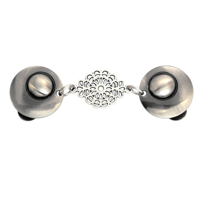 Vestsluiting Kanten Bloei met zilverkleurige clips en verfijnde opengewerkte bloemdetails, elegante Fashionclip voor vesten.