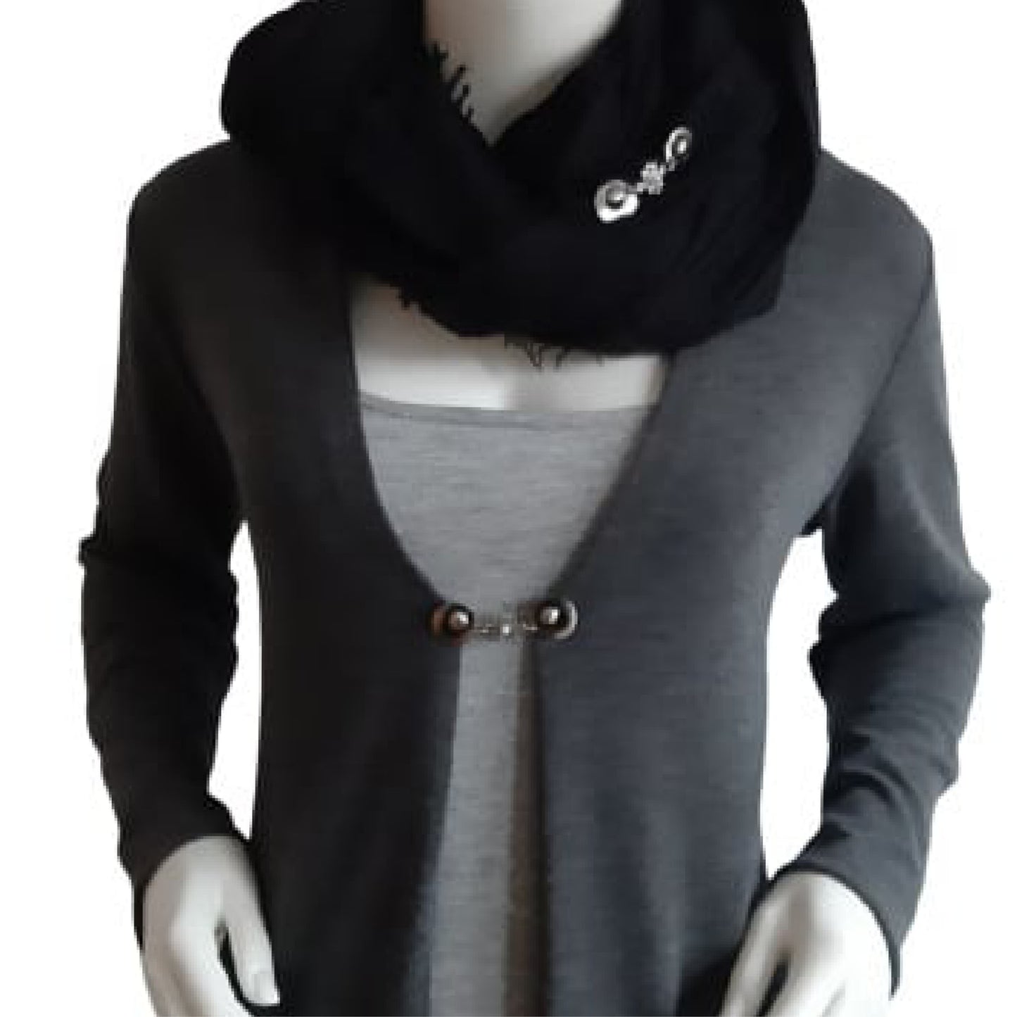 Vestsluiting Kleine Parel gedragen op een donker vest met zwarte sjaal, elegante Fashionclip met zilverkleurige clips en pareldetail.