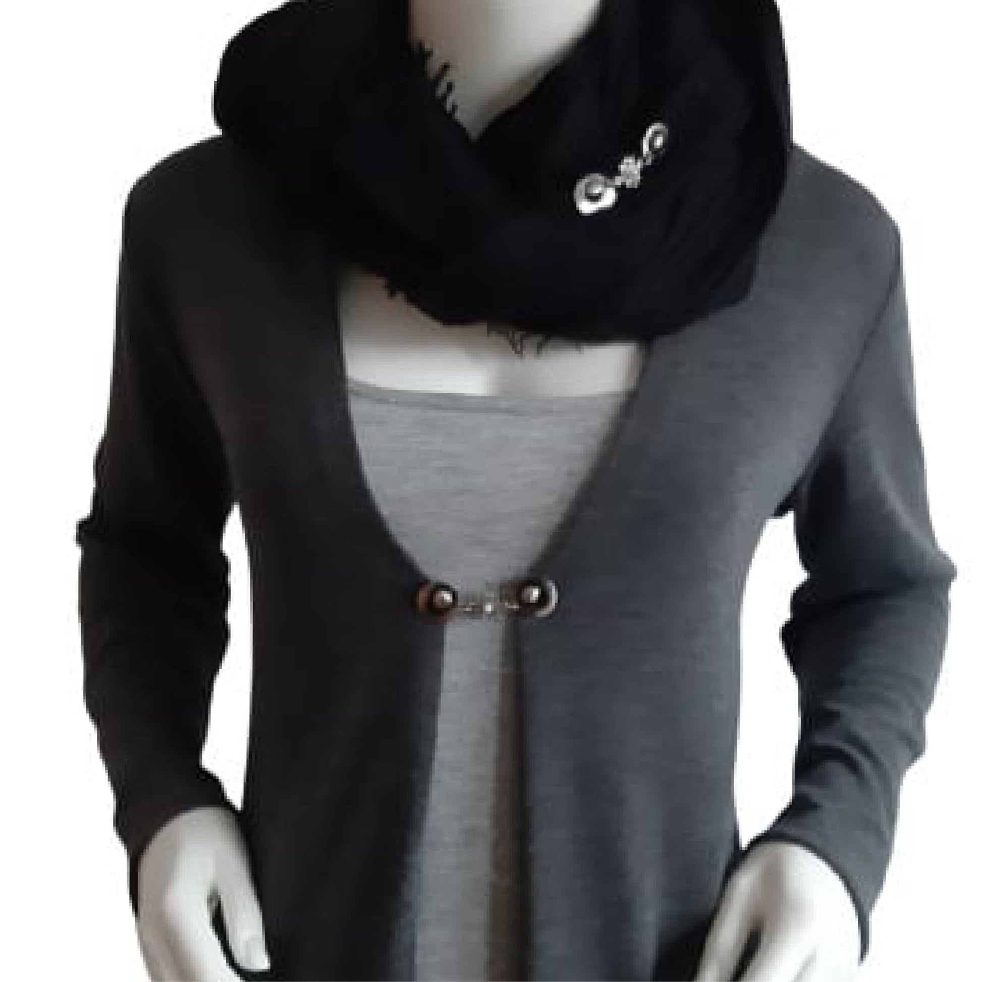 Vestsluiting Kleine Parel gedragen op een donker vest met zwarte sjaal, elegante Fashionclip met zilverkleurige clips en pareldetail.