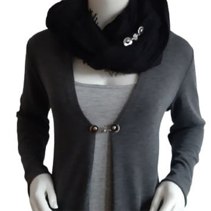Vestsluiting Kleine Parel gedragen op een donker vest met zwarte sjaal, elegante Fashionclip met zilverkleurige clips en pareldetail.