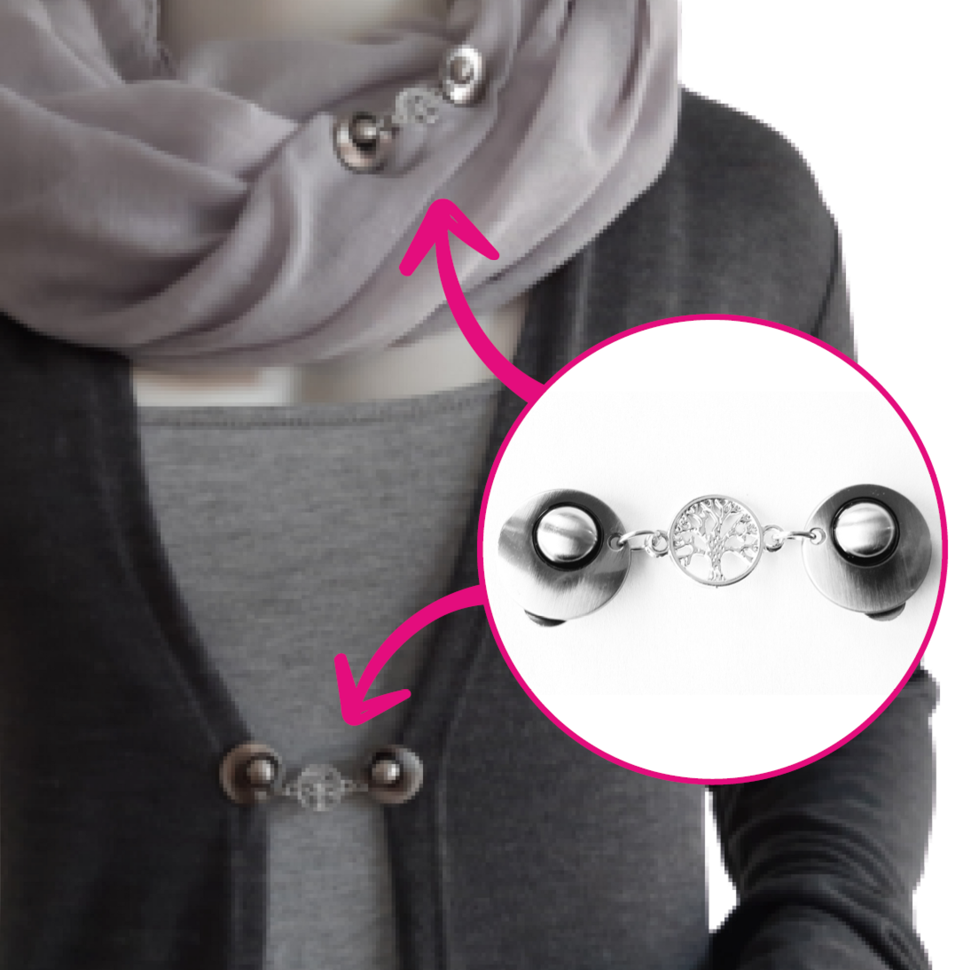 Vestsluiting Levensboom zilver gebruikt op zowel een sjaal als een vest. Een veelzijdige Fashionclip die kleding stijlvol bij elkaar houdt zonder spelden.