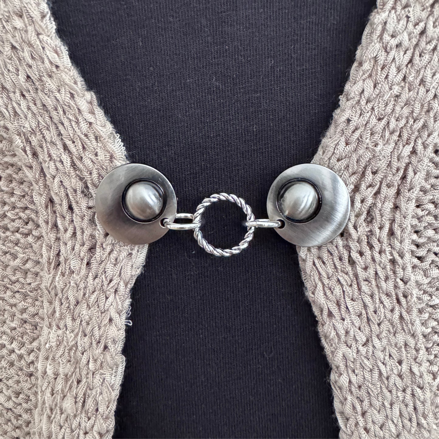 Vestsluiting Vlechtwerk met gevlochten ring als verbindend element, rustig en tijdloos van uitstraling.