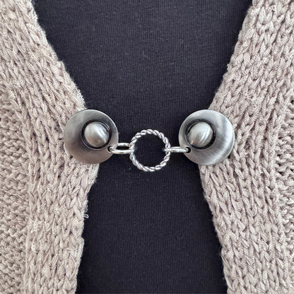 Vestsluiting Vlechtwerk met gevlochten ring als verbindend element, rustig en tijdloos van uitstraling.