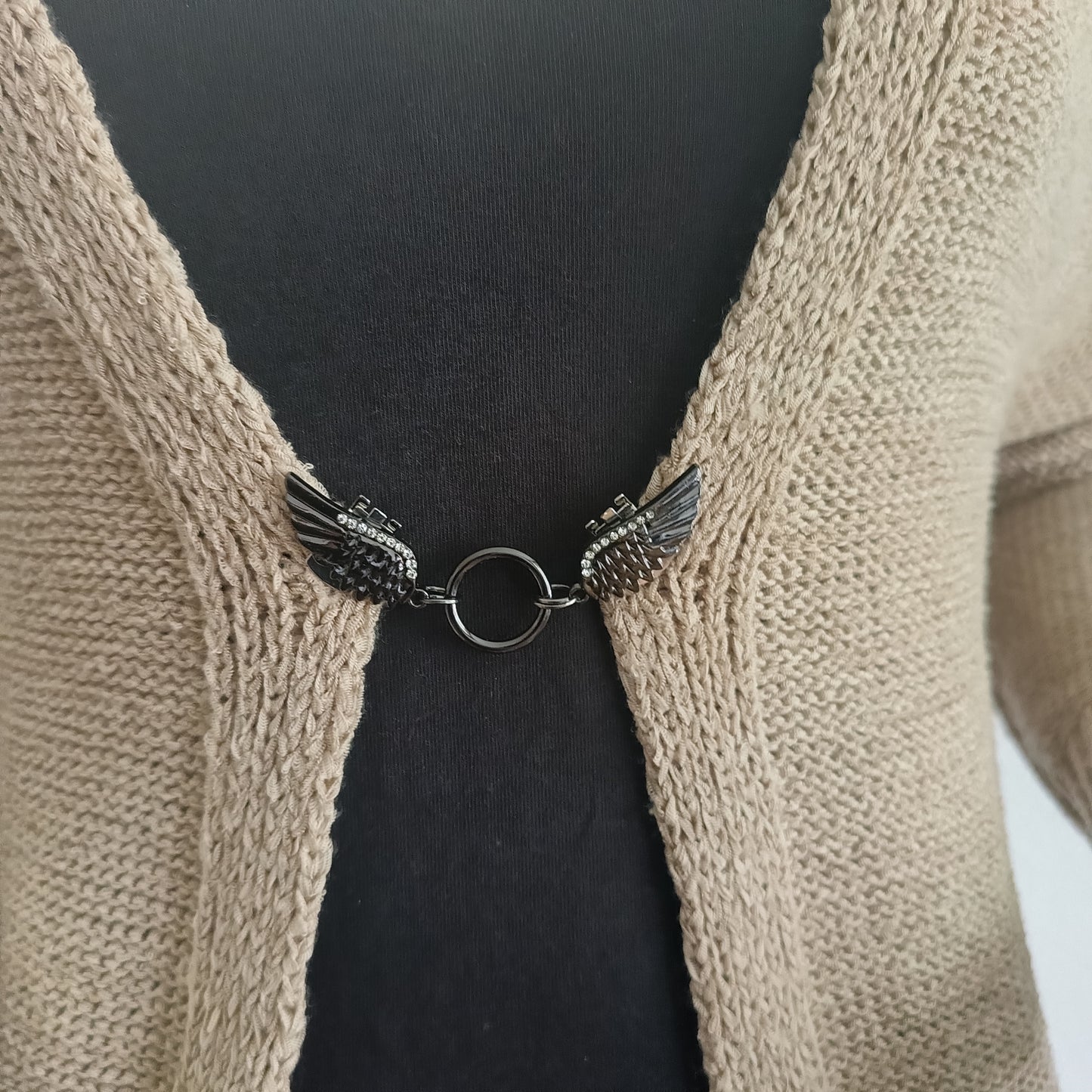 Vestsluiting Vleugels van Vrijheid in glanzend zwart, met twee sierlijke vleugels en een ronde ring als elegante verbinding.
