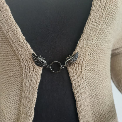 Vestsluiting Vleugels van Vrijheid in glanzend zwart, met twee sierlijke vleugels en een ronde ring als elegante verbinding.
